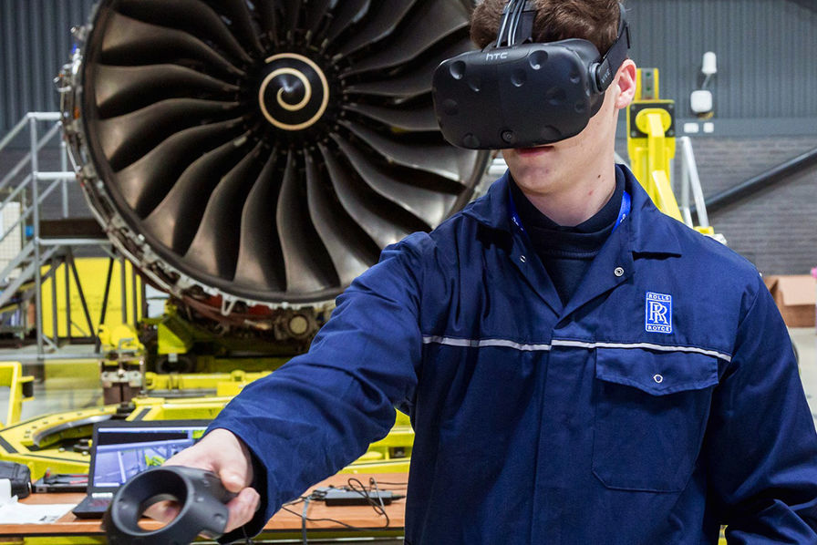 jeune Homme avec lunette de réalité virtuelle chez Roll Roice Avion